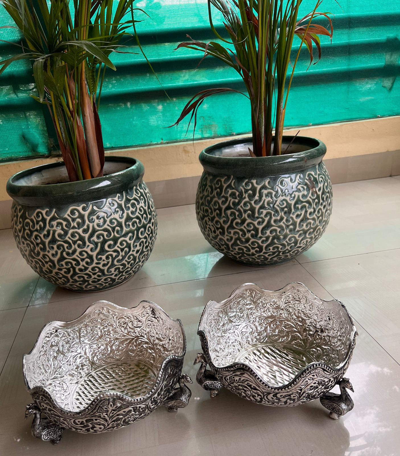 Antique finish German silver 3 legged swan urli bowl for home décor, 1 piece